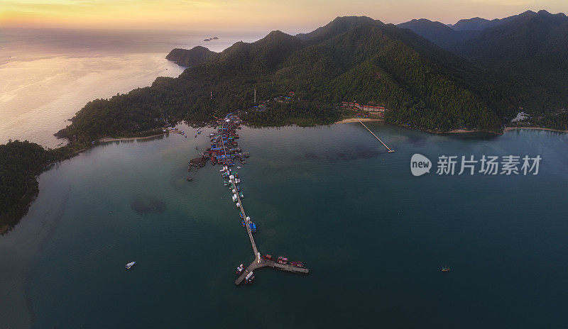 鸟瞰图(无人机拍摄)在Bangbao码头日落，Koh Chang，泰国。